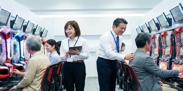 【2026年予測】「ただ居るだけ」の仕事は消滅する？パチンコ業界の雇用と生存戦略